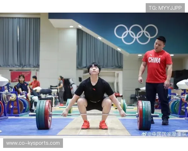 举重国家队训练成果受到媒体关注，国家举重队训练视频